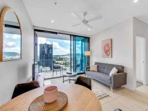 Modern Mountain View Apartment - South Brisbane
